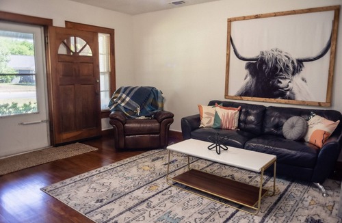 Stephenville House | The Warmer Place - Charming Bungalow near TSU