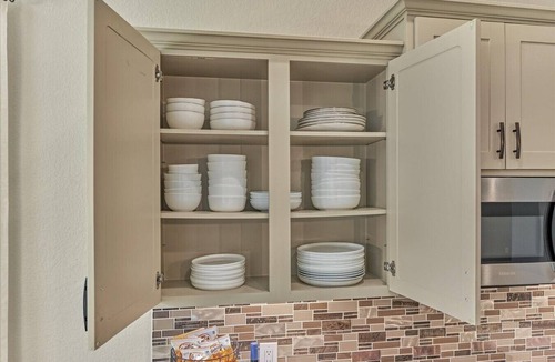 Indian Springs House | The Woodlands Charming 4BR 3BA One Story Retreat w Dual Walk In Shower, EV Charging, Baby Crib, and Grill
