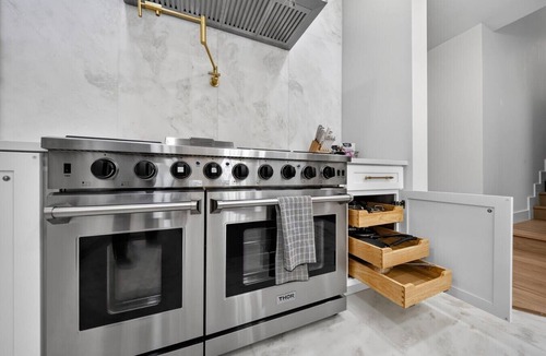 Alden Bridge House | The Woodlands Luxe 5BR/4.5BA Heated Pool and Grill