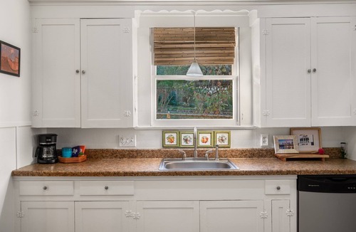 Travis Heights House | The Yellow Rose of SoCo:Charming Home Steps from South Congress and 1 mile to Downtown