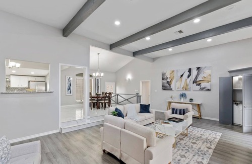 South Side House | This fully renovated 3BR | 2BA home (2,000+ sq ft) offers the perfect mix of modern design, comfort, and space—ideal for families, groups, or extended stays. 🛏️ Bedrooms & Sleeping Spaces 2 King bedrooms 👑 1 Queen bedroom 🛌 1