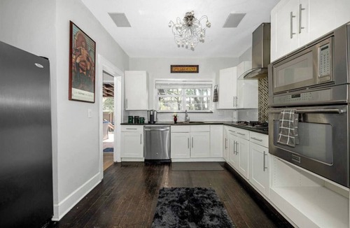 Oak Lawn House | This house is a 4 bedroom(s), 3 bathrooms, located in Dallas, TX.