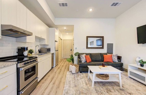 Addicks Apartment | This is a cozy studio in the park row/energy corridor area of Houston, TX. perfect for a solo traveler or a small family.