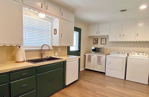College Station House | Three Bedroom ~ 8 Mins to A&M ~ Quiet Neighborhood