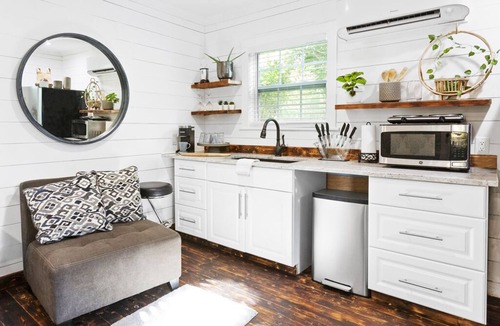 Fairview House | Tiny house FIFA approved! 47 miles from AT&T Stadium