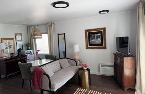 Weatherford Cottage | Top of the Hill-Cozy 1 bed/1 bath cottage, less than one mile to downtown.