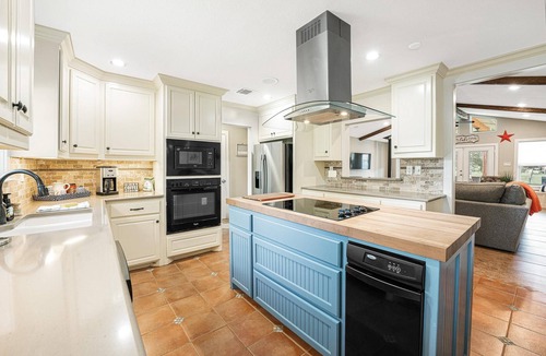 Granbury House | TOP-RATED! HOT TUB, KAYAKS, FISHING, BOAT DOCK! Granbury Paddle and Play Escape!