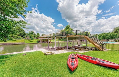 Granbury House | TOP-RATED! HOT TUB, KAYAKS, FISHING, BOAT DOCK! Granbury Paddle and Play Escape!