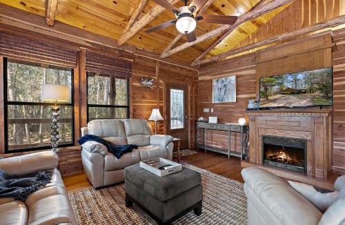 La Grange House | Tranquil Peaceful Cabin with Stunning Lake Views in La Grange, Texas