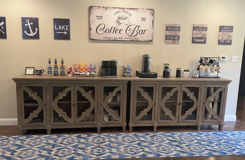Carolyn Estates House | Tranquility Cove Lakehouse. Hot Tub! Coffee! Beautiful! Close to town!