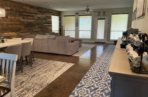 Carolyn Estates House | Tranquility Cove Lakehouse. Hot Tub! Coffee! Beautiful! Close to town!