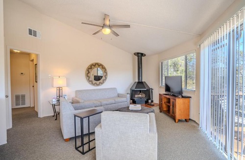 Lakeway House | Treehouse Bungalow with Community PoolHot Tub 16