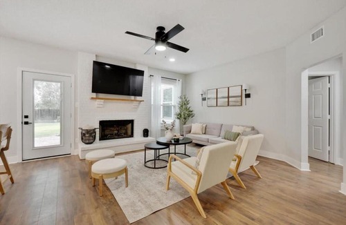 Flower Mound House | Tropical Pool Oasis - 5 BR Foosbal Cinema