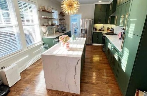 Fort Worth House | Tudor Style Bungalow with Pool, King & 2 Queen Beds. Close to TCU & AT&T.