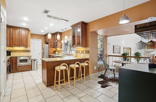 Whispering Oaks House | Ultimate Retreat 5-bed, Pool, Hot Tub, Mini Golf, Game Room, Playground and More