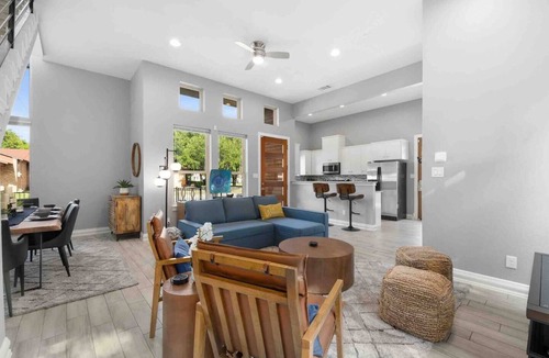 West Dallas House | Ultra-modern two-story Dallas home with soaring ceilings, indoor/outdoor living, three bedrooms with walk-in closets, smart TVs, cooling memory foam mattresses, city skyline views, and a quiet, private setting near Trinity Groves.