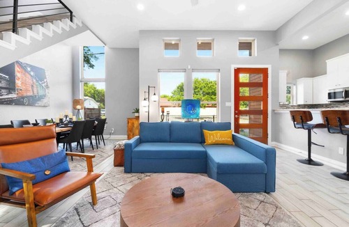 West Dallas House | Ultra-modern two-story Dallas home with soaring ceilings, indoor/outdoor living, three bedrooms with walk-in closets, smart TVs, cooling memory foam mattresses, city skyline views, and a quiet, private setting near Trinity Groves.