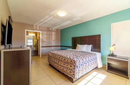Sweet Home Hotel | Unwind in a Room Conveniently Located Near Yoakum City Park - 3.7 miles away