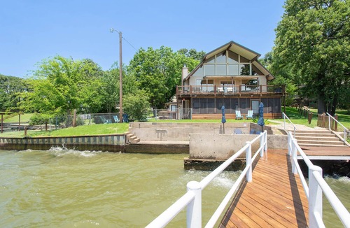 Seven Points House | Updated Large Retreat on the Water Free Kayaks and Hot tub!