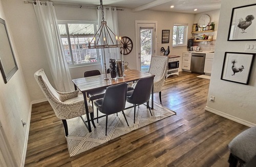 Albuquerque House | UPgraded. UPscale. UPtown! 3 bed, 2 bath, sleeps 6! Near UNM + Nob Hill too!