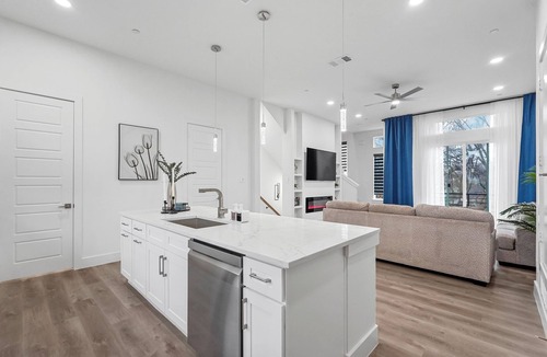 Dallas House | Upscale 2BR Hideaway, Ensuite Bliss, Pet-Friendly