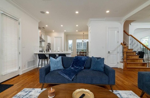 Knox - Henderson House | Upscale 4BR Retreat Sleeps 8 | World Cup Getaway