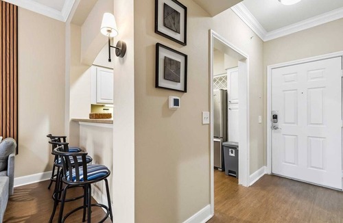 Cityplace Apartment | Uptown Luxury at Katy Trail 1-bedroom apartment with AC and Pool/gym access