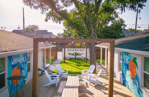 Austin Ave. House | Uptown Peach ~ Pet & Kid Friendly Home ~ Sleeps 5 ~ Hot Tub ~ Fire Pit ~ Games