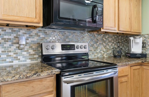 S Y Jackson House | Urban Retreat, 1KB, 3 QB, Wifi, Near Foothills