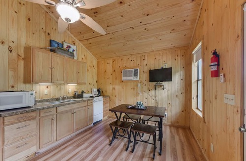 Utopia Cabin | Utopia River Retreat is a secluded paradise nestled along the Sabinal River in the Texas Hill Country.