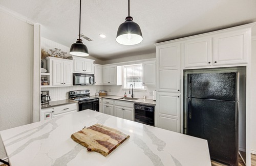 Van House | Van Vacation Retreat w/Private 300-Acre Lake!