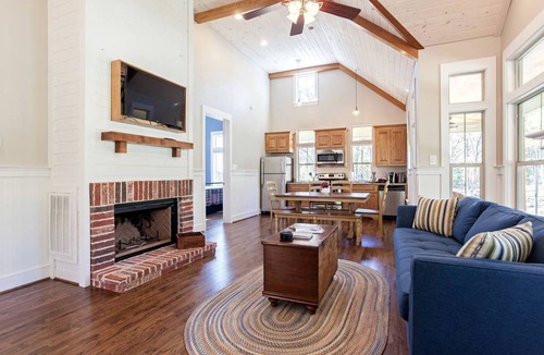 Royse City Cabin | Victorian Cabin Rental with Outdoor Fireplace and Bearpen Creek Views near Dallas, Texas