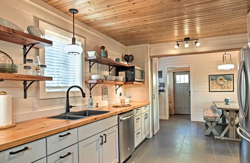 Ruidoso Cabin | Views high above the river with a pleasant walk to Midtown shops and food.