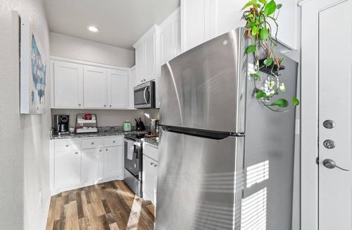 Fairmount Apartment | Vintage Charming 1-bedroom house with WiFi and AC in welcoming Fort Worth.