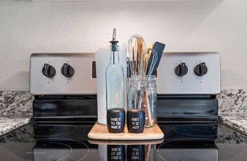 Fairmount Apartment | Vintage Charming 1-bedroom house with WiFi and AC in welcoming Fort Worth.