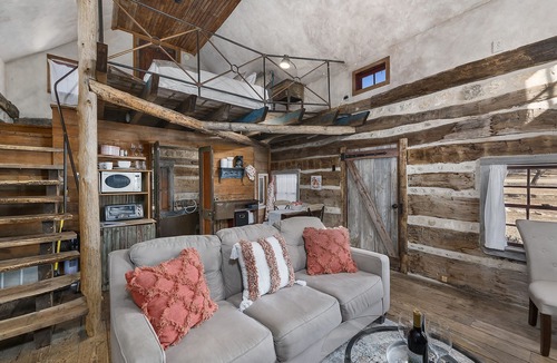 Fredericksburg Cabin | Voted Most Romantic! 1800's Peach Cabin/Close to Downtown/Hot Tub/Peaceful!