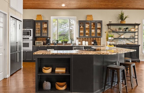 McQueeney House | Walk Out To Lake Access, Sleep 30. Great for Multi-Family, Reunions, or Retreats