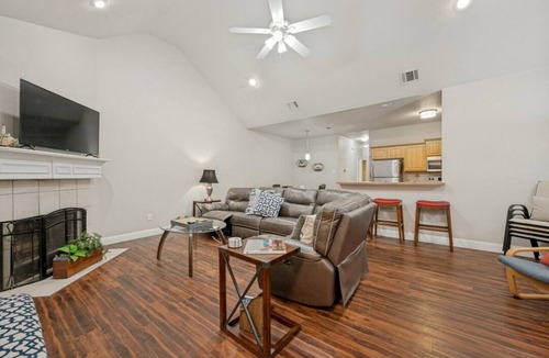 South Arlington House | Walk to AT&T Stadium Modern Arlington Oasis Sleeps 8