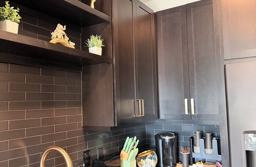 Deep Ellum Apartment | Walk to Bars + Restaurants + Skyline Views. Steps to State Fair. Free Parking.