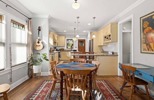 Travis Heights House | * Walk to it all ~ Adorable Historic Bungalow *