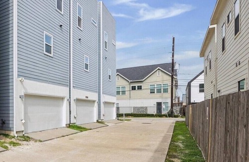 Astrodome House | Walk to NRG - Rooftop Patio - NRG, Med Center - 3 bedroom house with cool AC