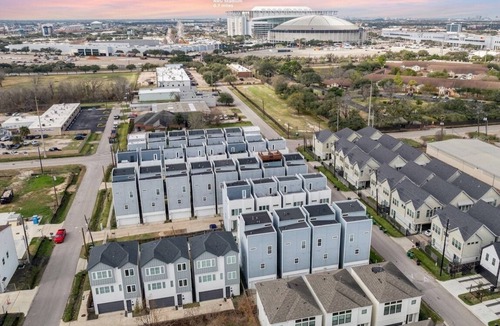 Astrodome House | Walk to NRG - Rooftop Patio - NRG, Med Center - 3 bedroom house with cool AC