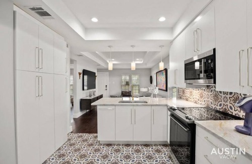 Swede Hill House | Walk to UT and E 6th in ATX House and Free Swim Club by Austin Vacay