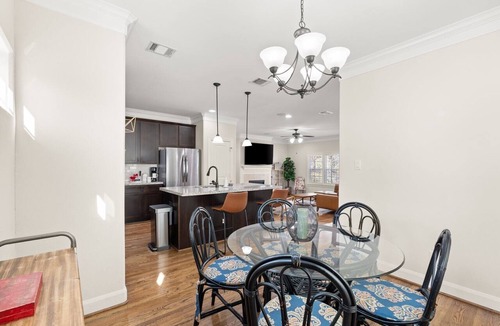 Shady Acres House | Walkable Heights 3BR Townhome + Private Putting Green. Parking & Pet-Friendly.
