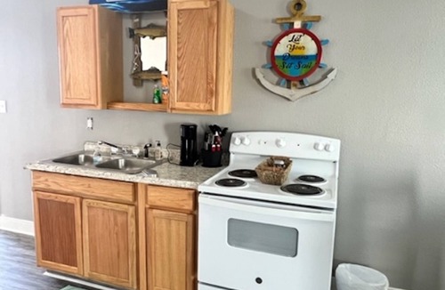 Aransas Pass Cabin | Waterfront 2 bedroom Cabin @Fin and Feather Marina in Aransas Pass. Full kitchen