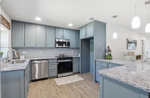 Granbury House | Waterfront-Fishing-Kayaking-Long or Short Stays-4 Bedroom 3 Bath-Gameroom