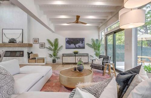 Granbury House | Waterfront Granbury Home w/Electric Fireplace!