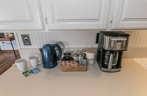 Granbury Cottage | Waterfront Lake House. Sunsets! Dogs Welcome, Stocked Kitchen, KING Bed!