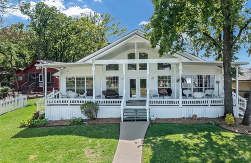 Tool House | WATERFRONT, sun rises, gated yard, spacious porch, 1 story - Serenity!