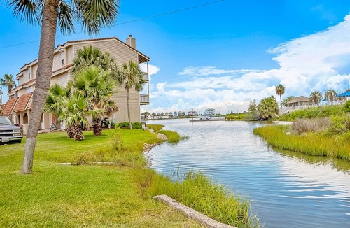 Pirates Cove House | Waterfront Townhouse with High-Speed WiFi and Central AC & Snowbird-Friendly